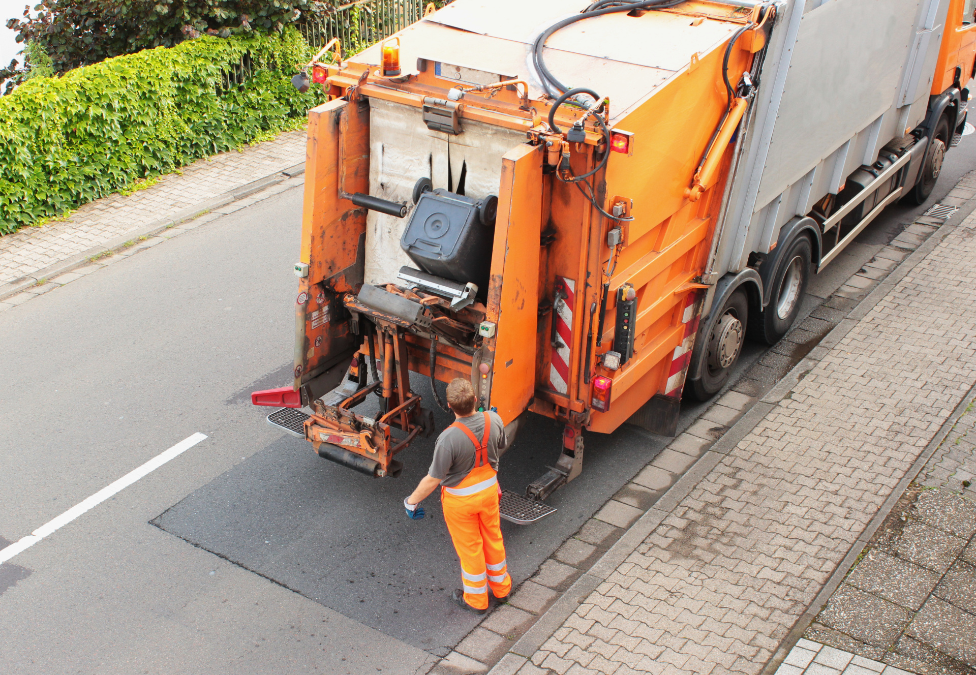Müllfahrzeug bei der Leerung von Mülltonnen
