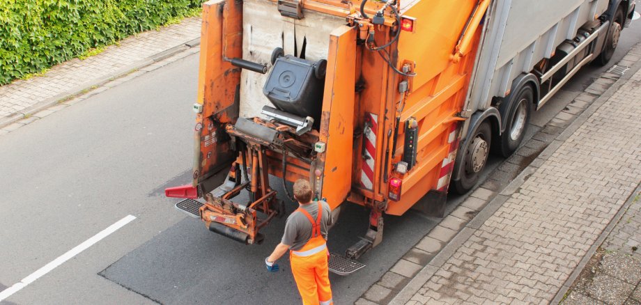 Müllfahrzeug bei der Leerung von Mülltonnen