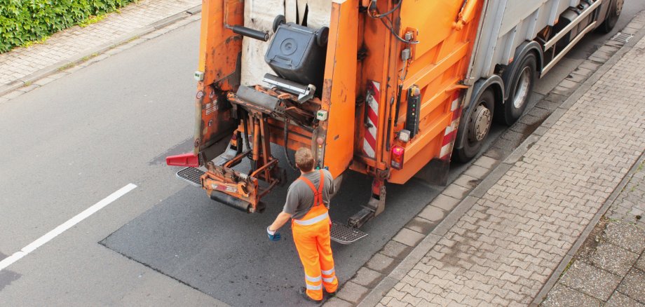 Müllfahrzeug bei der Leerung von Mülltonnen
