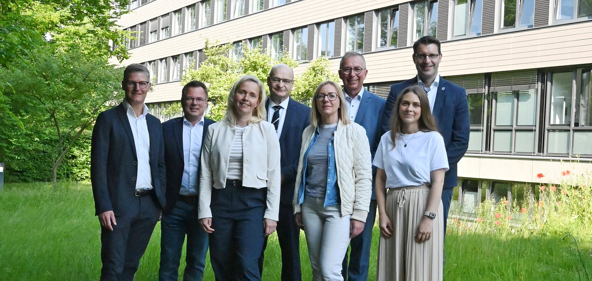 Freuen sich über das neue Angebot von kostenfreien Eltern-Baby-Sprechzeiten in Hopsten, Mettingen und Recke: Dr. Martin Sommer (Landrat des Kreises Steinfurt, 4. v. l.), Christina Rählmann (Bürgermeisterin von Mettingen (3. v. l.), Ludger Kleine-Harmeyer (Bürgermeister von Hopsten, 3. v. r.), Peter Vos (Bürgermeister von Recke, r.), Tilman Fuchs (Dezernent für Schule, Kultur, Sport, Jugend und Soziales des Kreises Steinfurt, l.), Mike Hüsing (Leiter Kreisjugendamt, 2. v. l.), Katharina Hoffmann (Netzwerkkoordination Frühe Hilfen beim Kreisjugendamt, 2. v. r. ) und Anke Oelgeklaus („Frühe Hilfen“-Koordinatorin beim Caritasverband Tecklenburger Land, 4. v. r.).